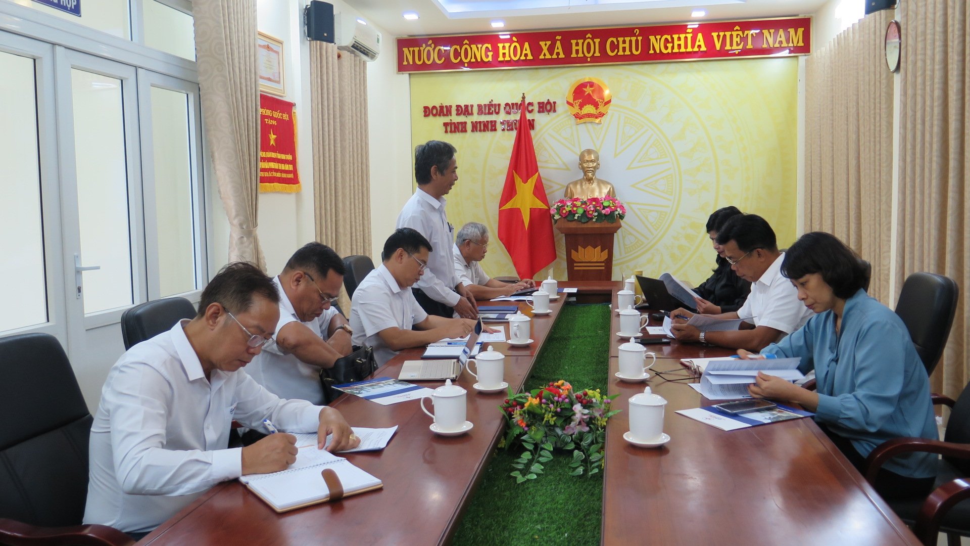 CTĐL Ninh Thuận báo cáo các khó khăn của ngành trước Đoàn ĐBQH tỉnh.